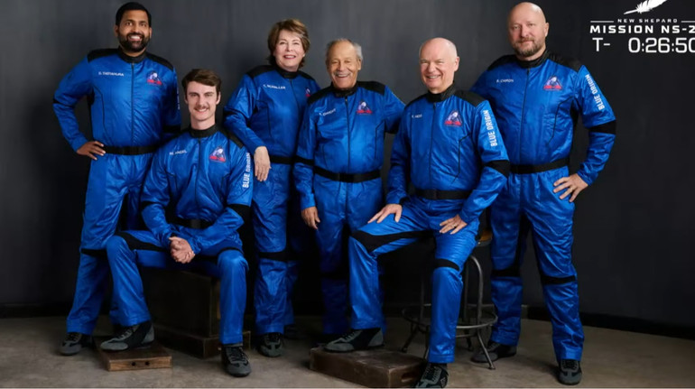 У туристичну космічну подорож полетів 90-річний астронавт
