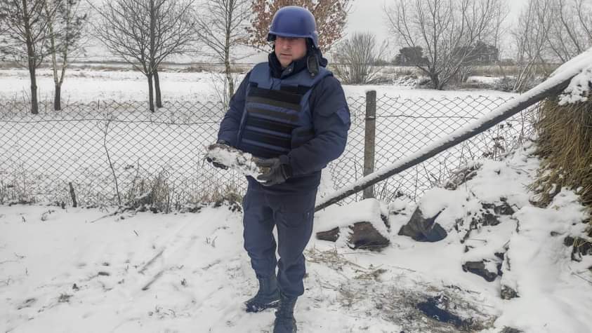 У Вараському районі на подвір'ї знайшли артилерійський снаряд