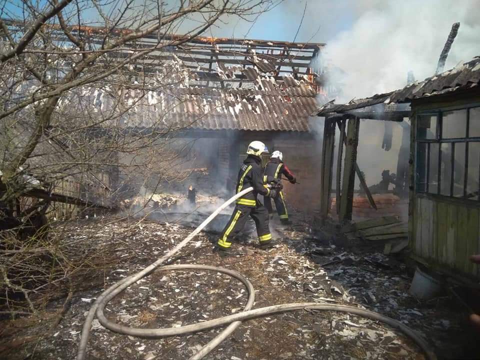 У Вараському районі вогонь намагався знищити господарську будівлю
