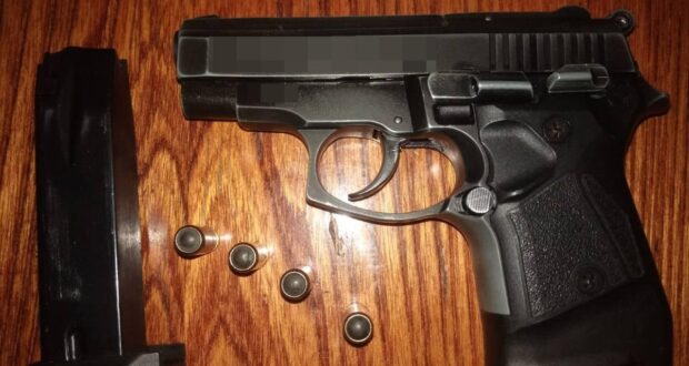 У жителя Вараша поліцейські вилучили два пістолети, револьвер і бурштин
