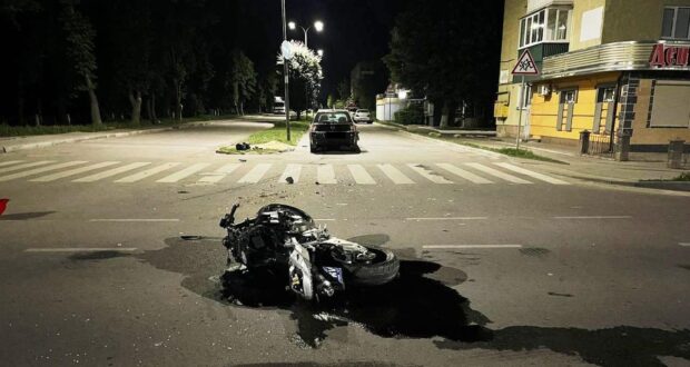 ДТП у Здолбунові: зіткнулись легковик і мотоцикл, є постраждалі