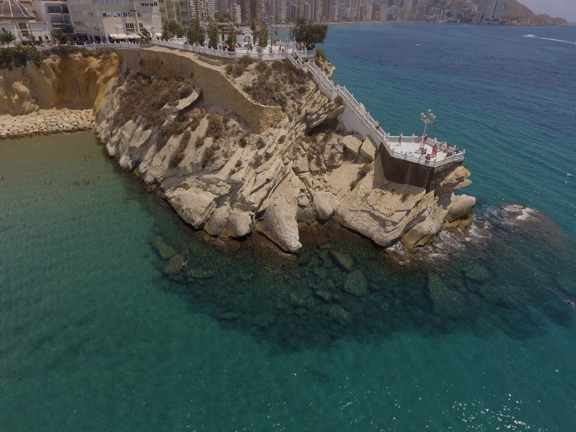 Українська туристка в Іспанії при спробі зробити селфі зірвалась зі скелі у море 