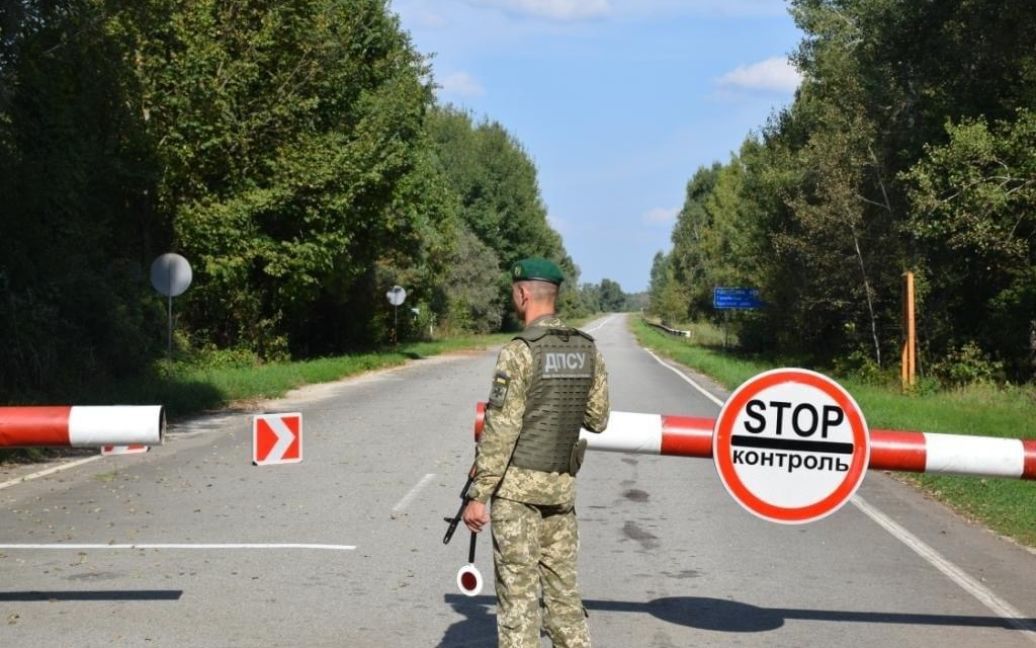 Українцям пояснили, як дізнатись, чи є заборона на виїзд за кордон