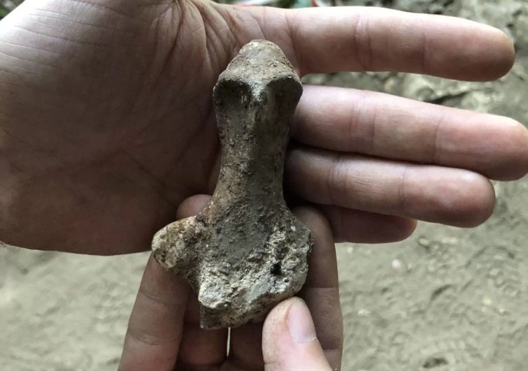 В італійській печері знайшли рідкісну глиняну фігурку віком понад 7 тисяч років 