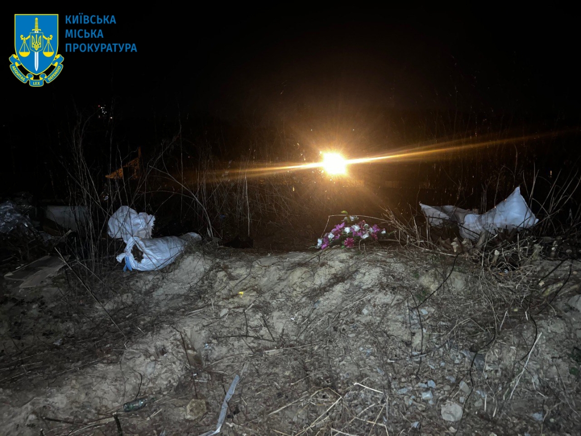 В Києві працівник ритуальної служби викидав урни з прахом на смітник
