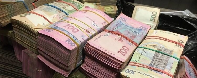 В медичних масках та капюшонах: у Запоріжжі грабіжники викрали понад 2 мільйони гривень (ВІДЕО)