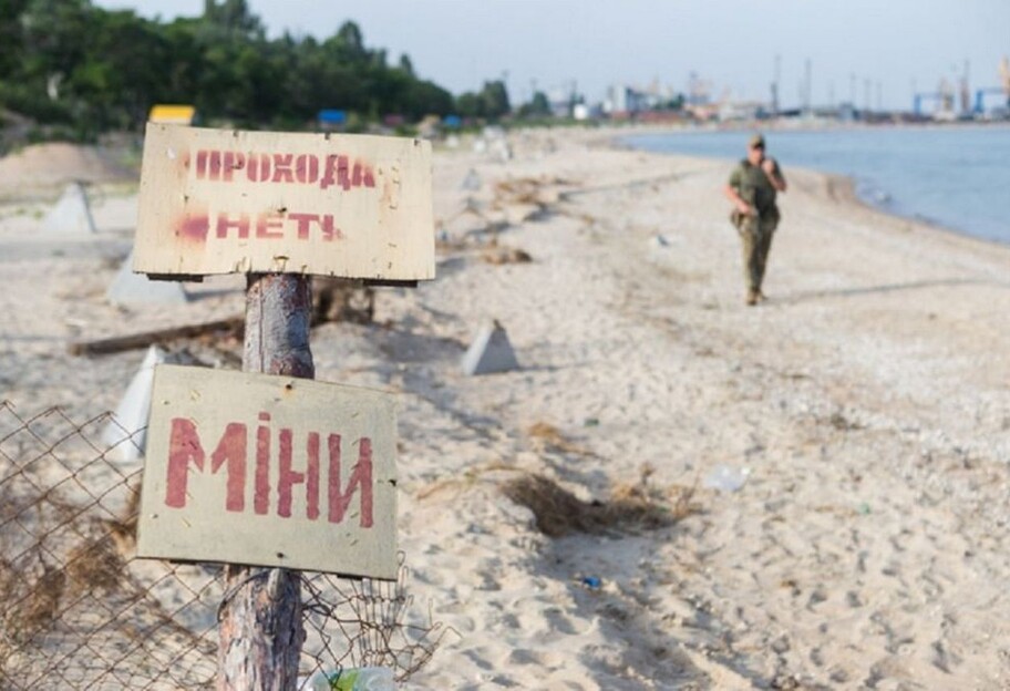 В Одесі поліція виганяє з пляжів відпочиваючих: купаються у замінованому морі (відео)