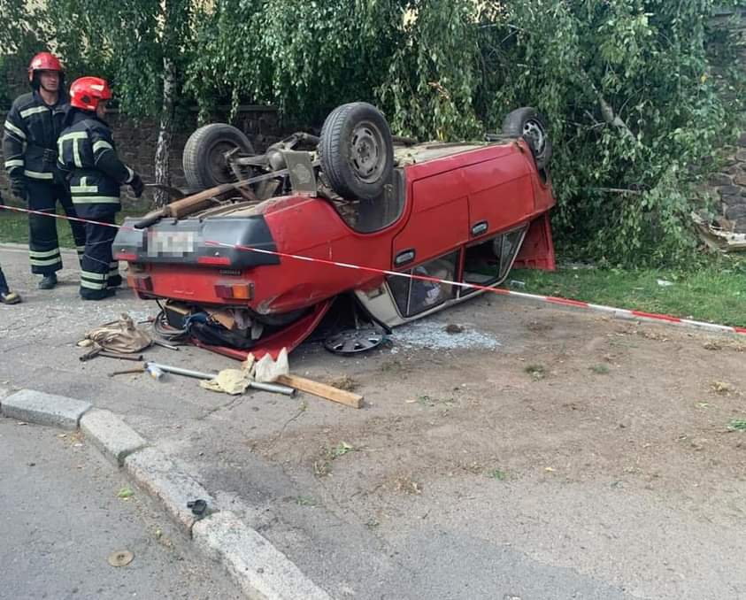 В Рівному на Вербовій перекинувся легковик (ФОТО)