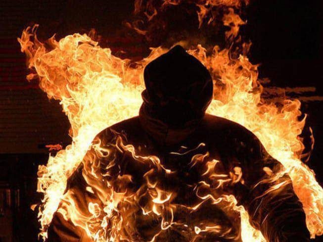 В центрі Києва під час параду чоловік підпалив себе. Відео