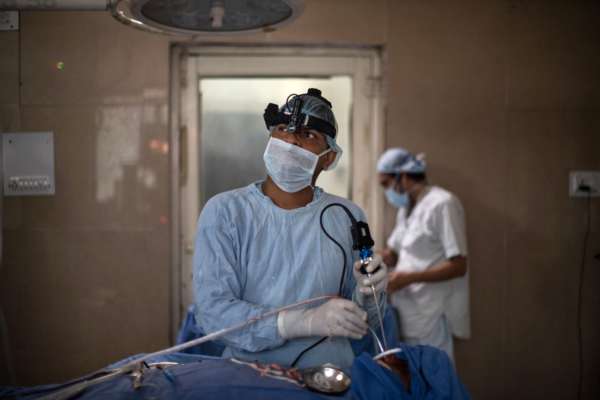 В Україні вперше провели операцію із видалення пухлини на голові у дитини. Фото