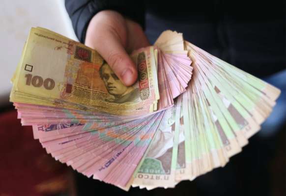 В Україні з'явилися нові купюри номіналом 20 та 200 гривень. Фото