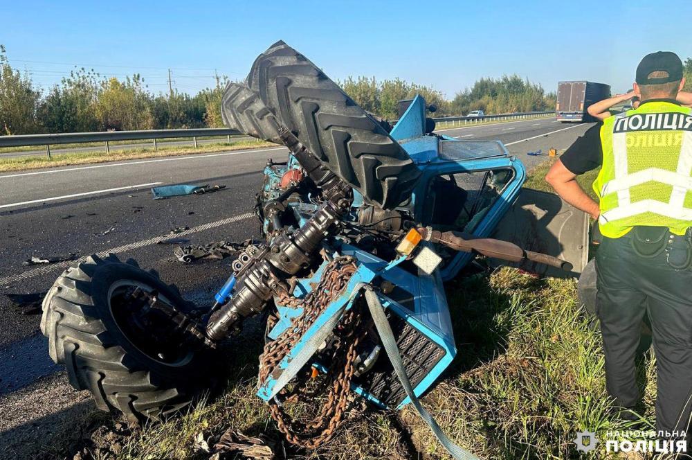 Вантажівка в’їхала у трактор: травмованого тракториста госпіталізували