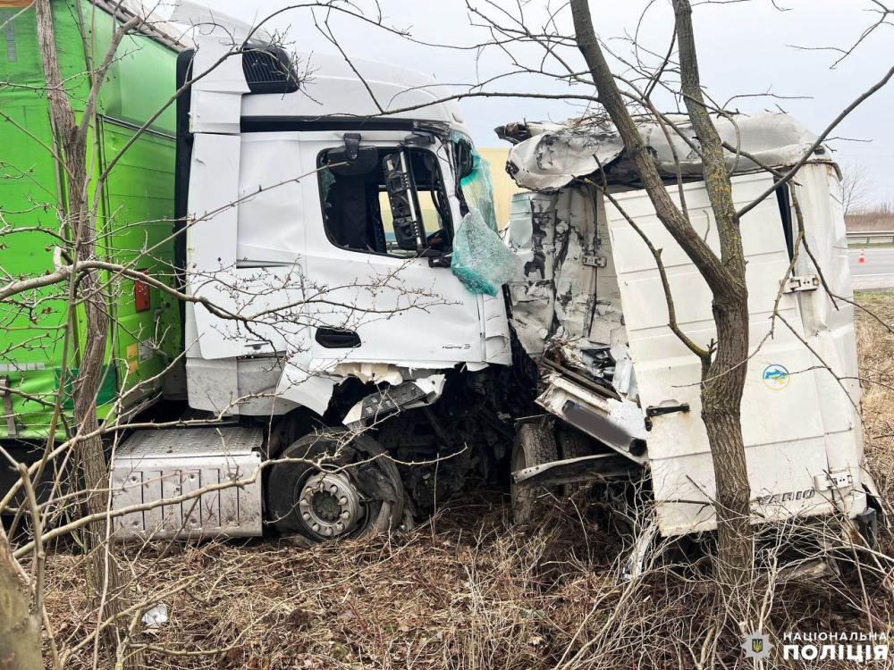 Вантажівка в’їхала в мікроавтобус: загинув пасажир