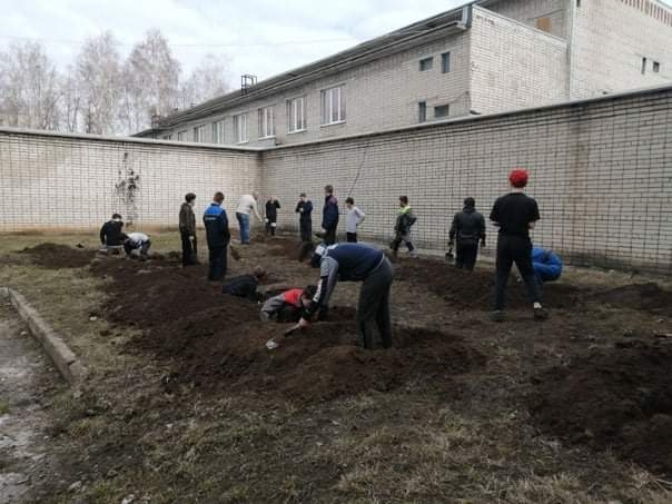 Вчаться рити могили: у мережі показали кадри незвичайного заняття у російських студентів