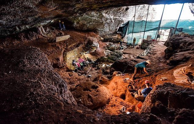 Вчені знайшли стародавні малюнки у печері: їм понад 14 тисяч років
