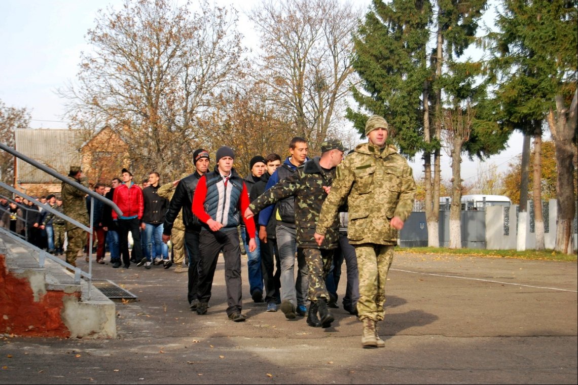 Весняний призов: скільки юнаків призвуть до армії і де служитимуть