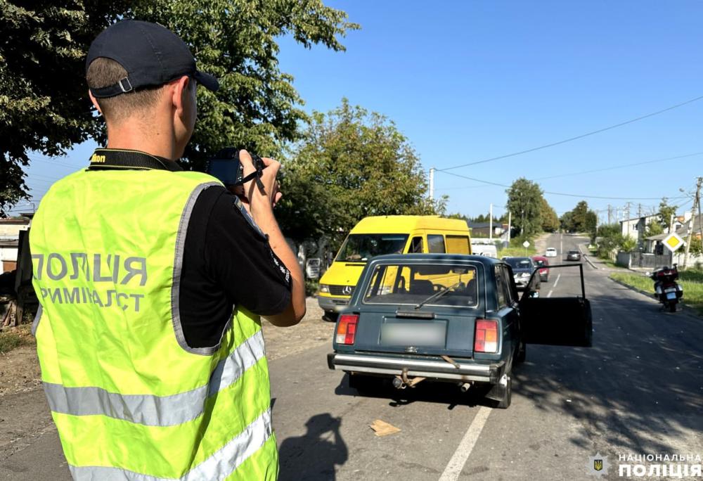 Вибігла на дорогу: у Рівному під колесами легковика загинула дитина