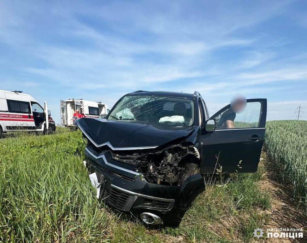 Від удару  автомобіль відкинуло у поле