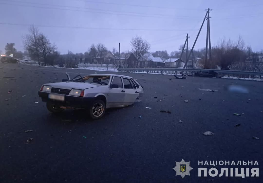 Від удару частину автомобіля відірвало