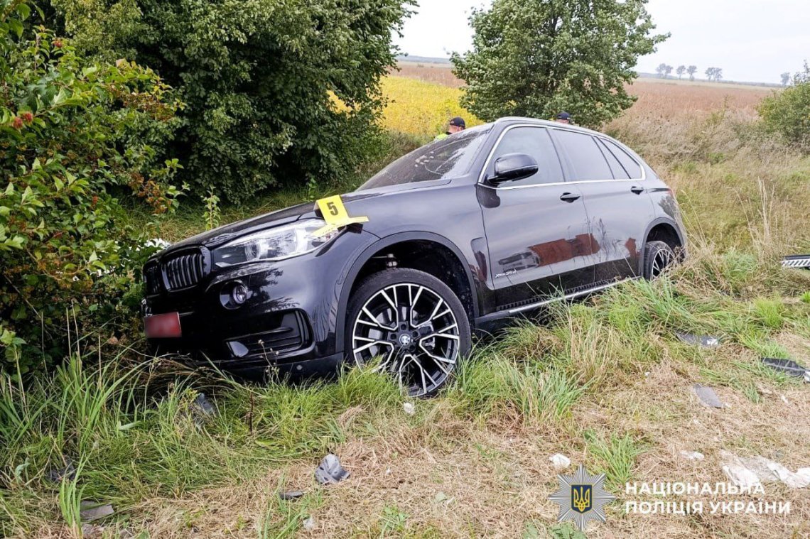 Від удару легковик влетів у вантажівку, а потім — у кювет