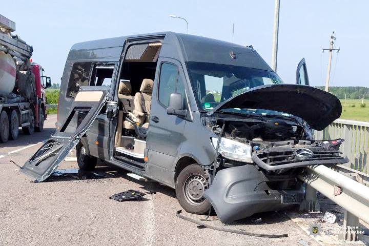 Відбійник пронизав мікроавтобус: усі живі, але поранені