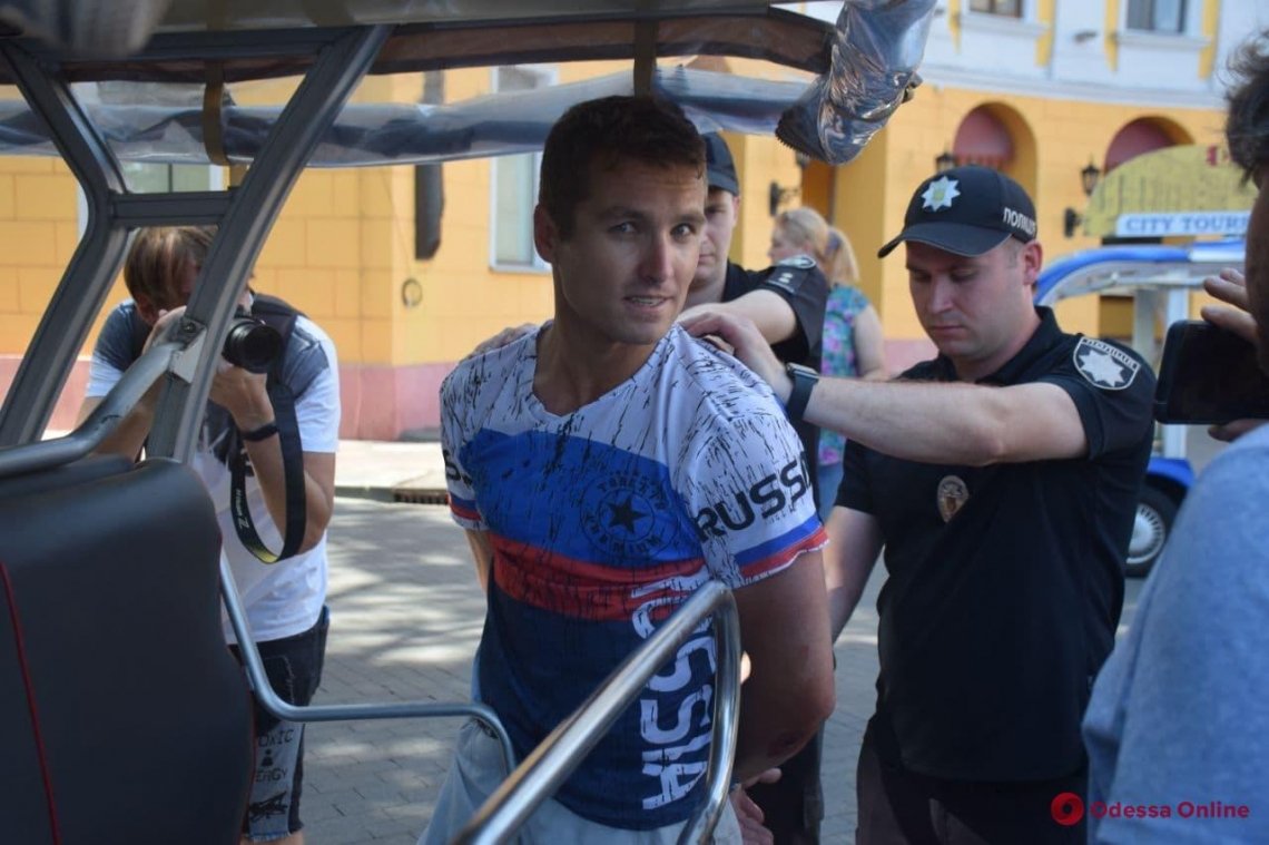 Вигукував образи й вимагав зв’язку з Байденом: в Одесі затримали провокатора у футболці з прапором РФ