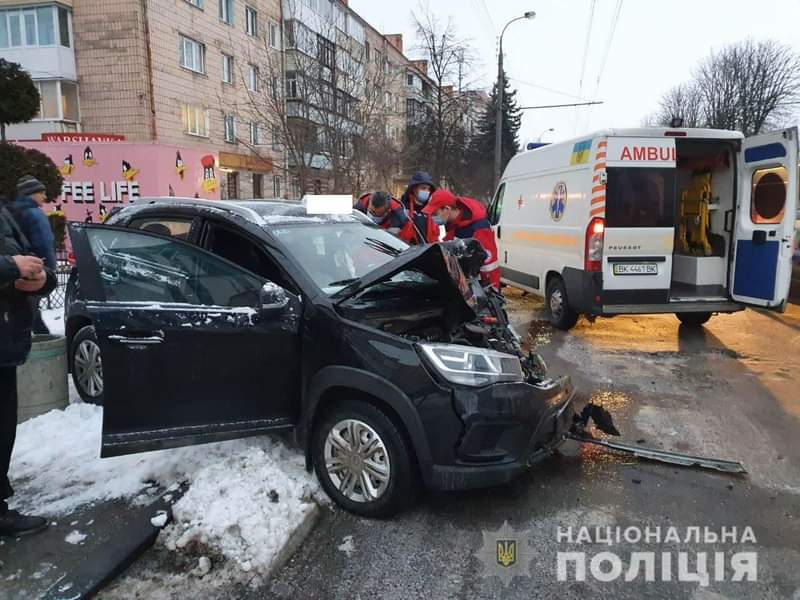 Виїхав на зустрічну смугу: у Рівному в ДТП травмувався водій таксі 