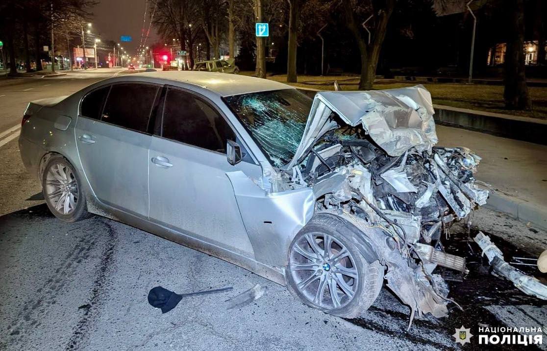 В’їхав у Mercedes: уламки від удару пошкодили ще два автомобілі