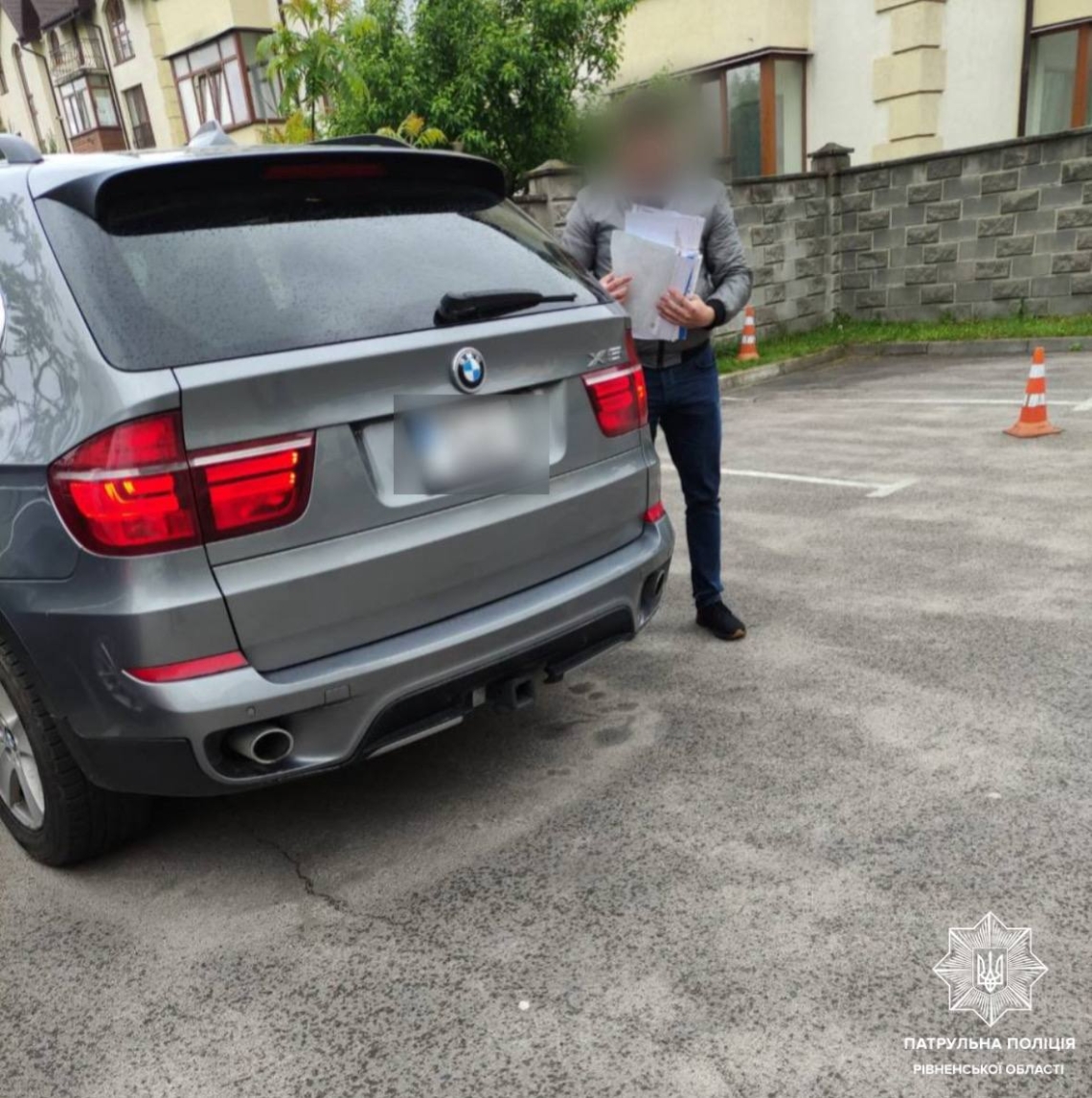 Викликав поліцію, бо забув, де припаркував авто