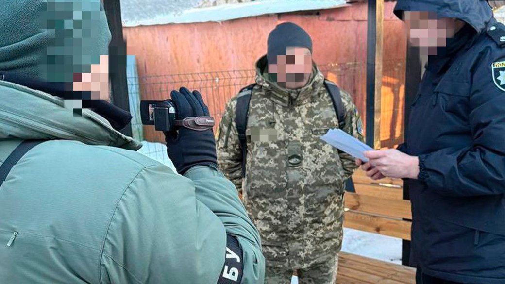 Вимагав хабар за службу в тилових підрозділах: штаб-сержанта затримали 