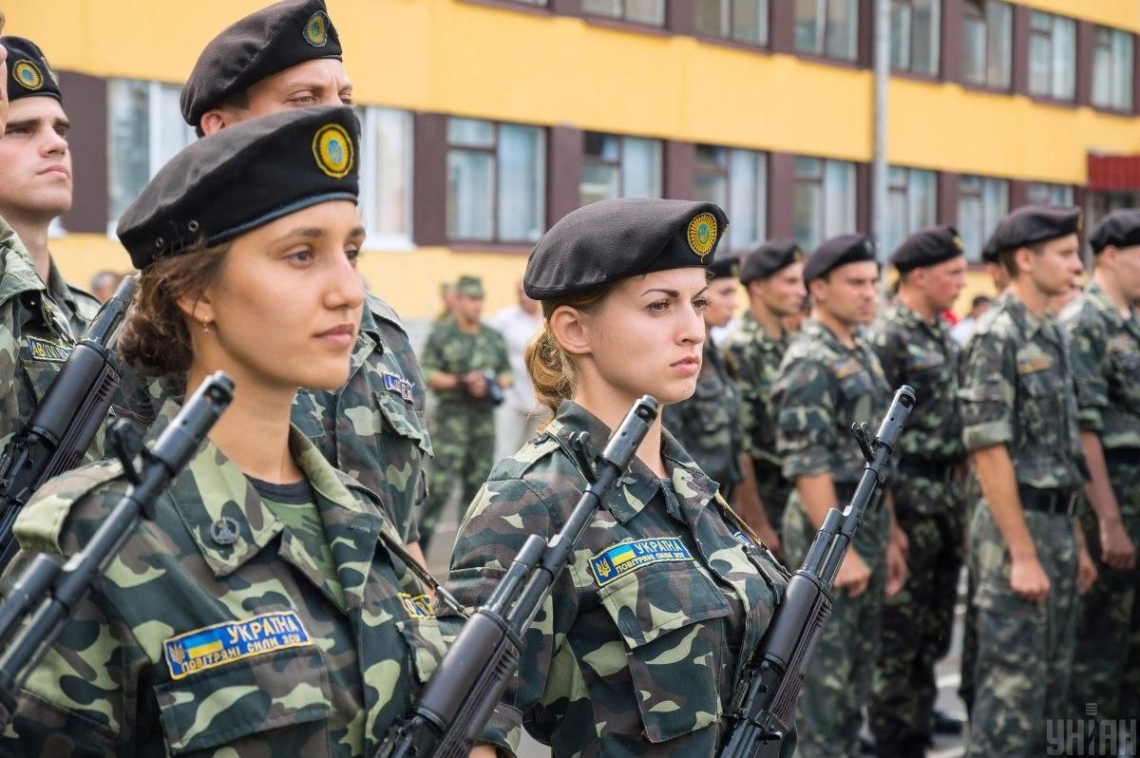 Військовий облік: жінки-медики зможуть виїжджати за кордон