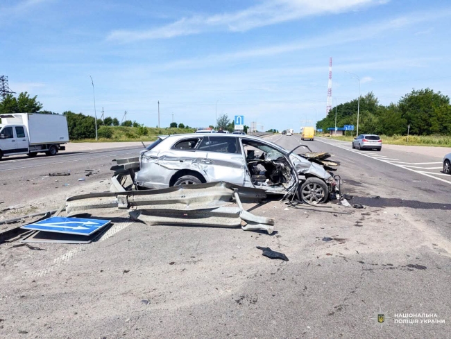 Влетів у відбійник: водій залишився без ніг