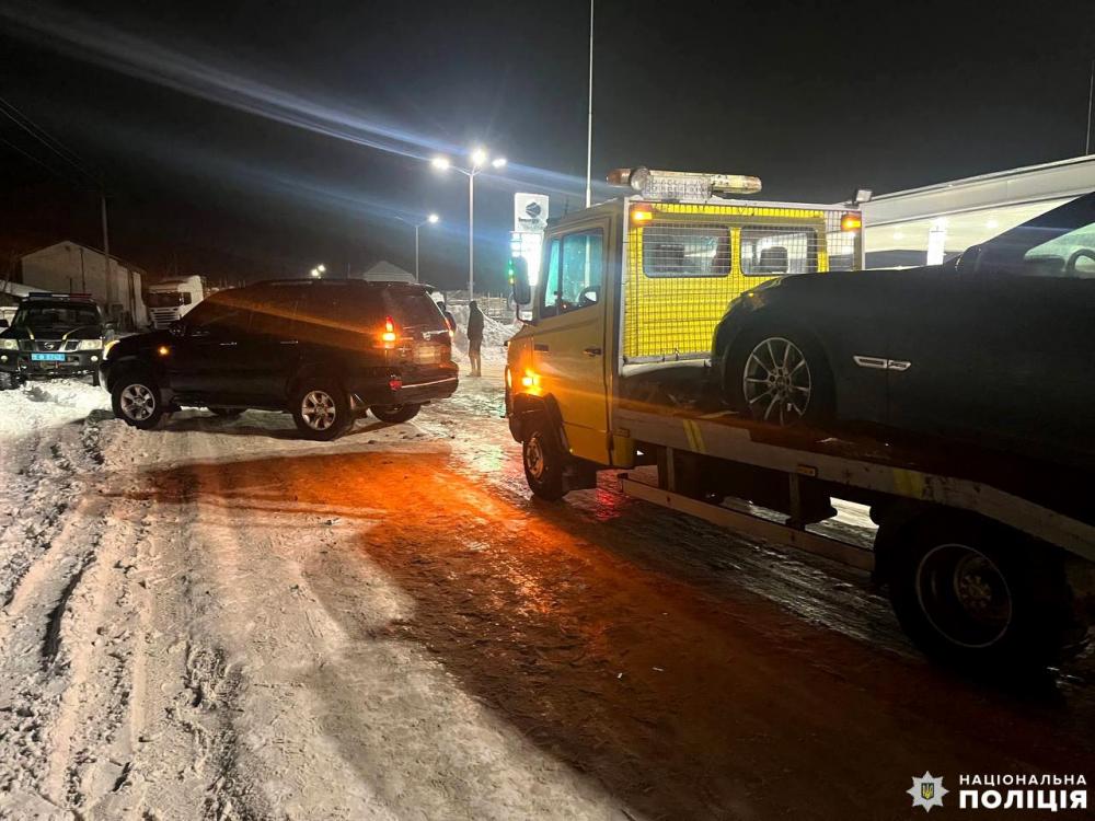 Водійку позашляховика затисло між евакуатором та її авто