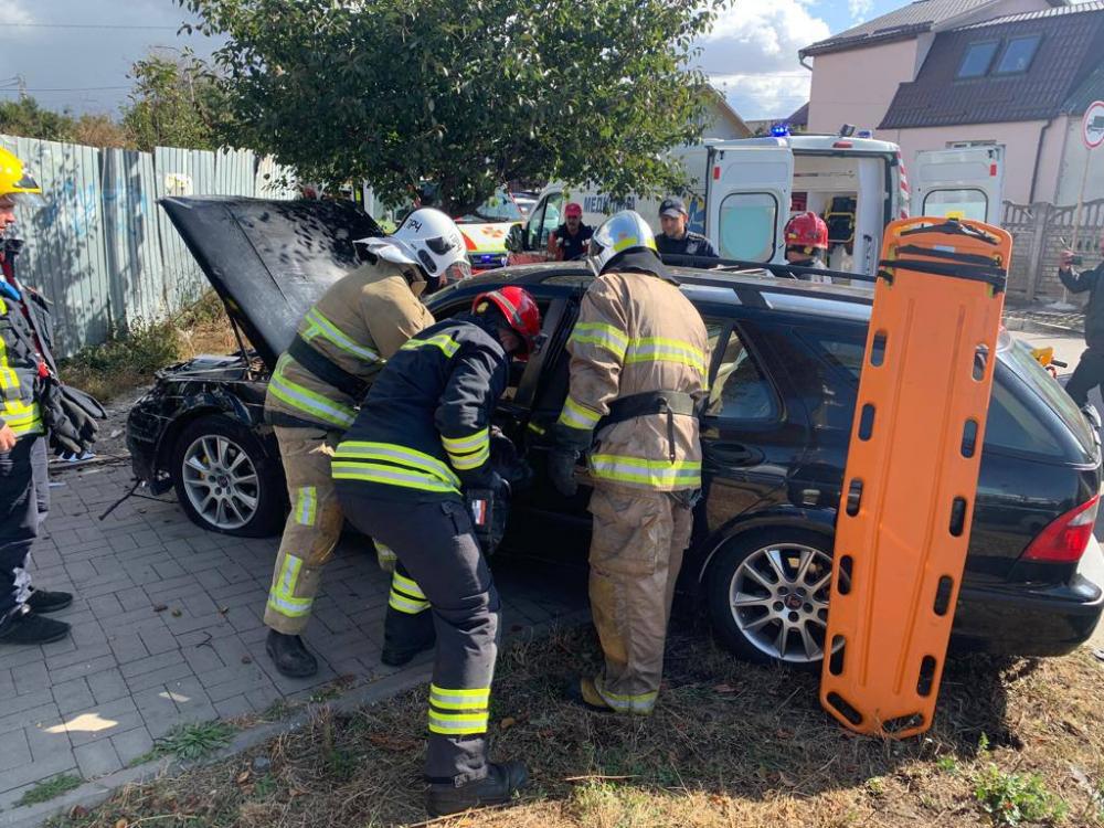 Водійку затисло в понівеченому авто