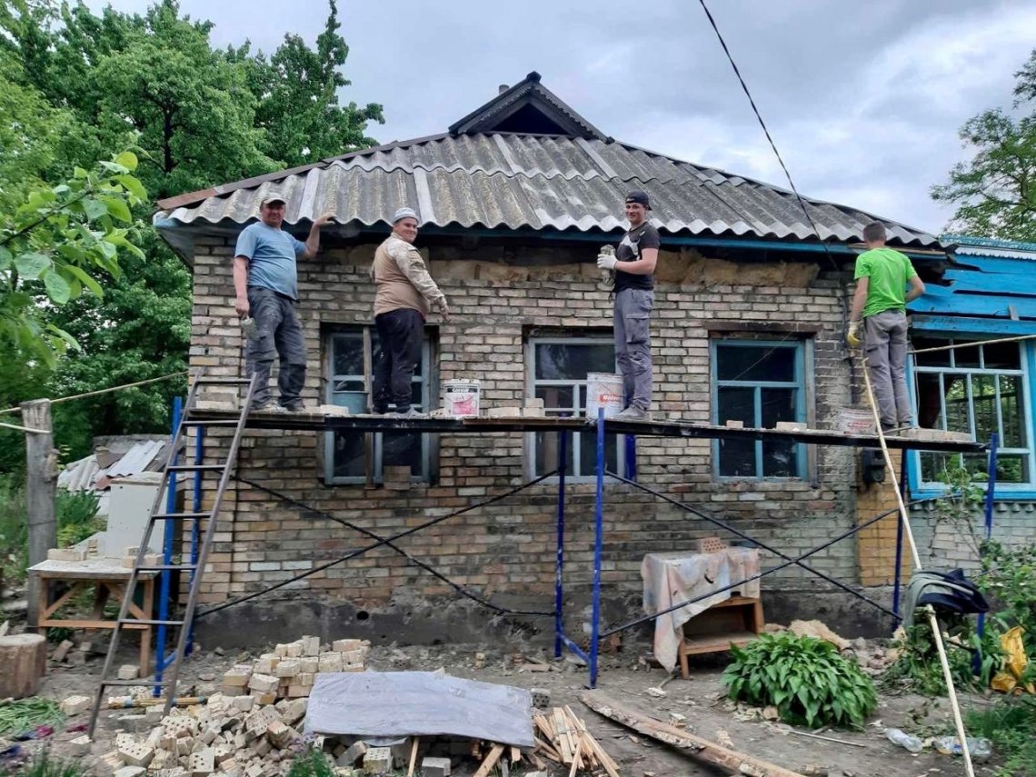 Волонтери із Сарненського району відновили 30 зруйнованих будинків на Чернігівщині