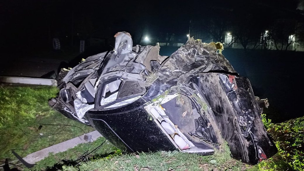 Врізався в електроопору: водій автомобіля загинув, пасажирка — у лікарні