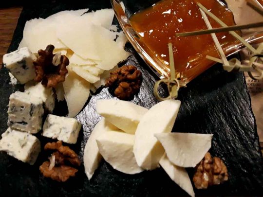 Як їсти сир на фуршеті згідно з етикетом