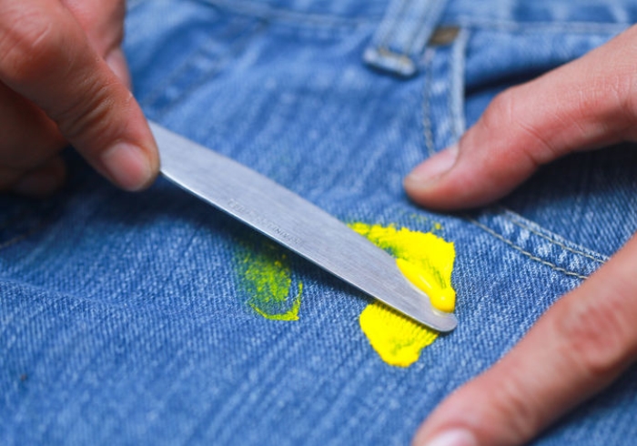 Як відіпрати фарбу з одягу: топ-5 засобів, які найкраще впораються з плямами