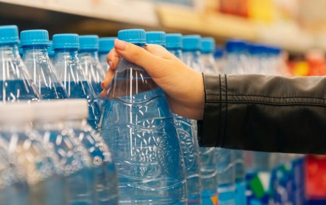 Як зрозуміти, що пляшкова вода з магазину якісна та безпечна