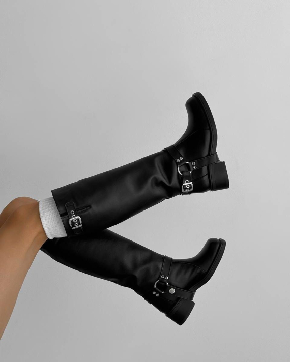  Яке взуття не купувати цього сезону: зірковий стиліст назвав головні антитренди