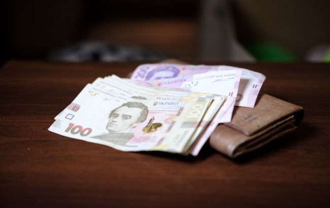 Зарплати чиновників зросли до 60 тисяч гривень: де платять найбільше