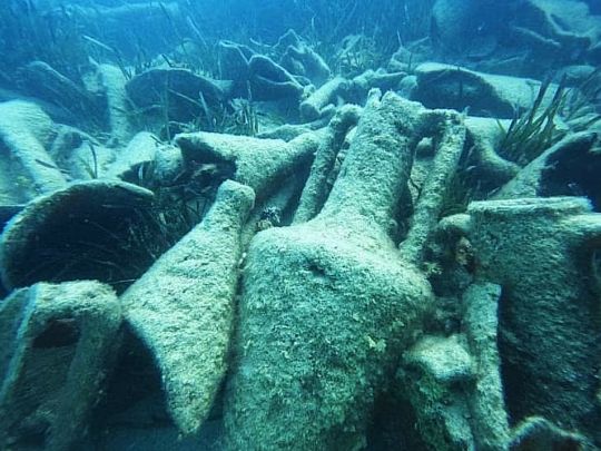 Затонулі скарби: археологи в Єгипті знайшли уламки корабля та глеки, виготовлені 2300 років тому 