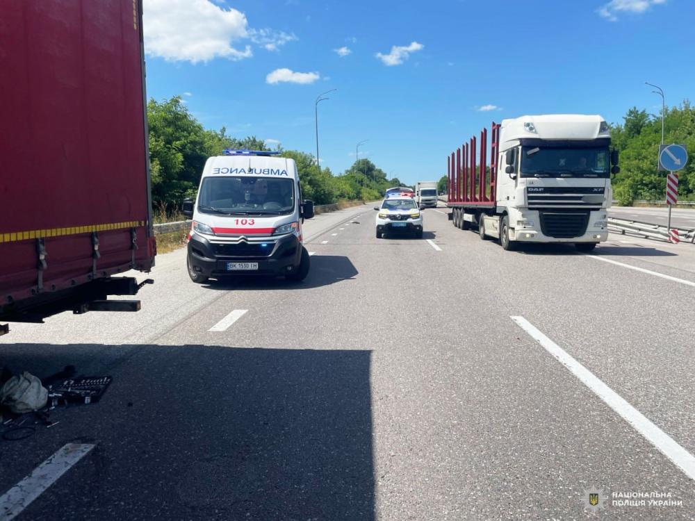 Збив на узбіччі: водій вантажівки ремонтував авто
