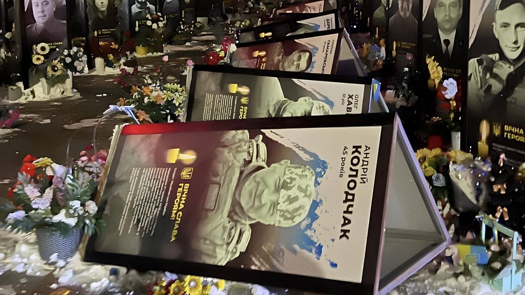 Жінка пошкодила портрети загиблих військовиків у центрі Рівного: тепер її судитимуть