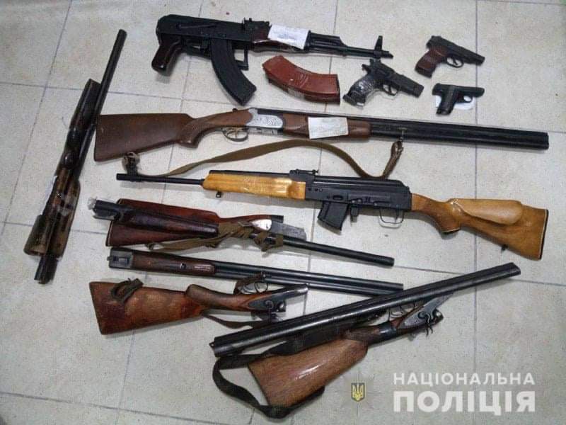 Жителі Рівненщини здали поліції майже 150 одиниць зброї та понад 500 боєприпасів