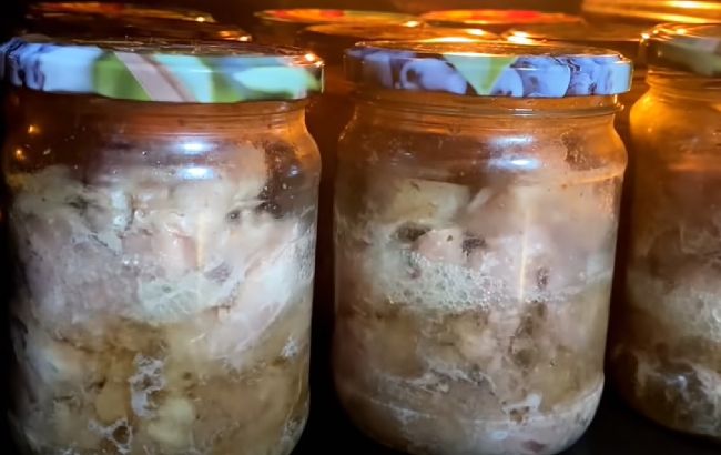 З’їли консерви із свинини і опинились у лікарні