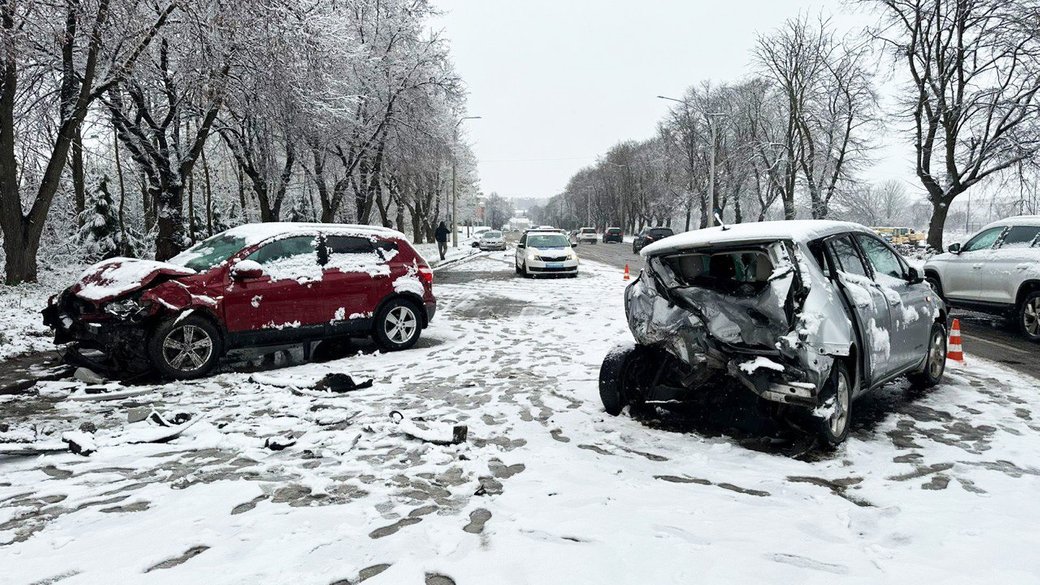 Зіткнулися автомобілі: двоє чоловіків отримали травми