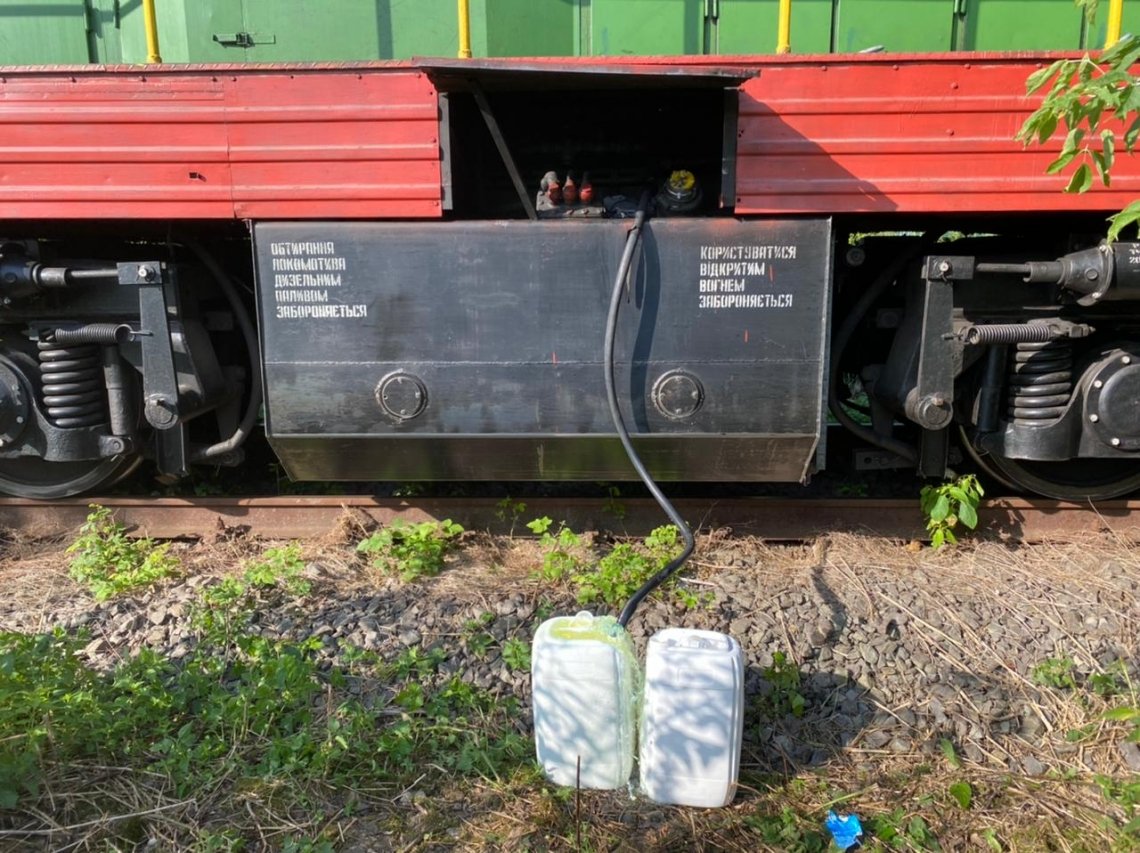 Зливали і продавали паливо з тепловозів – підозрюють працівників залізниці