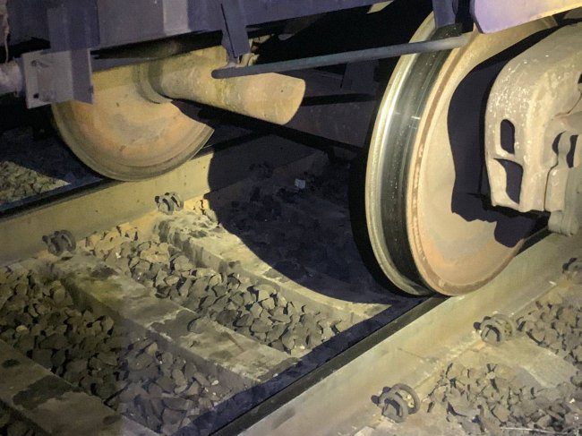 З-під потяга поліцейські дістали травмованого чоловіка 