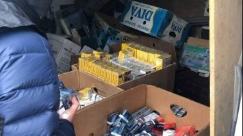 1650 пачок цигарок і майже 34 літри спирту: поліцейські двічі викрили костопільчанина на незаконній торгівлі